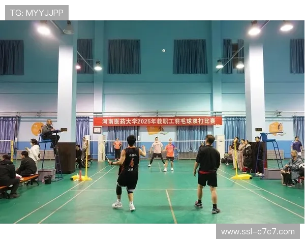 家校羽毛球联赛特写：教师与家长配对双打的默契培养过程