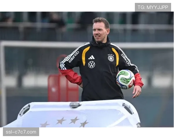 特写:纳格尔斯曼场边手持战术平板,频繁与助教交流